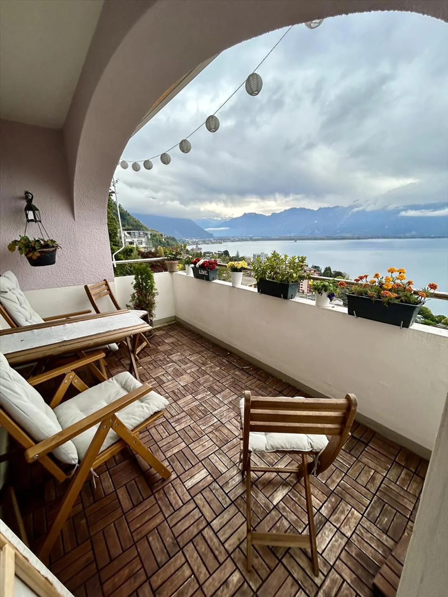 Beautiful refreshed 3-room apartment on the 1st floor with stunning views of the lake and the Alps - Photo 3 of 9