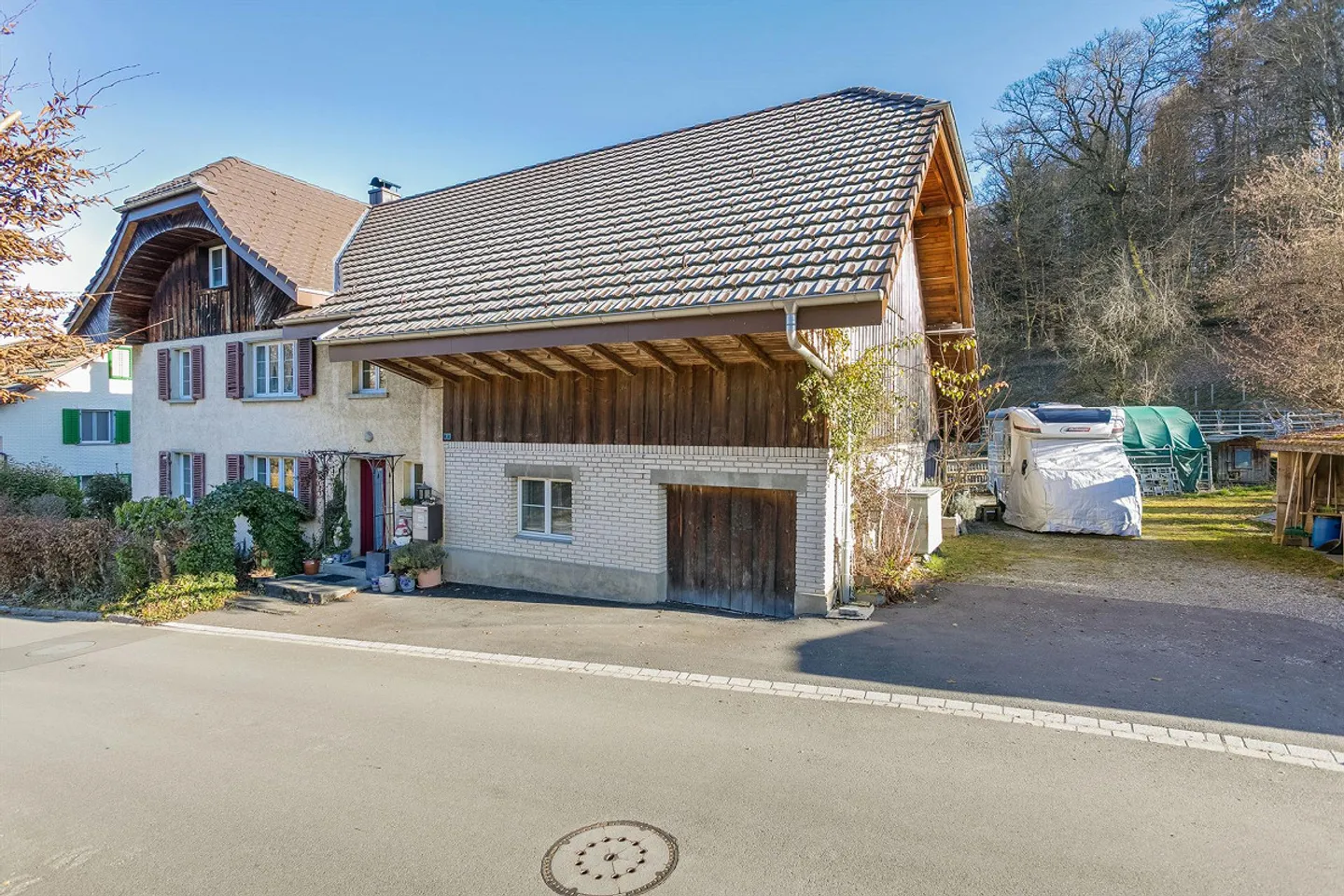 Idyllic property with two residential units - Photo 3 of 9