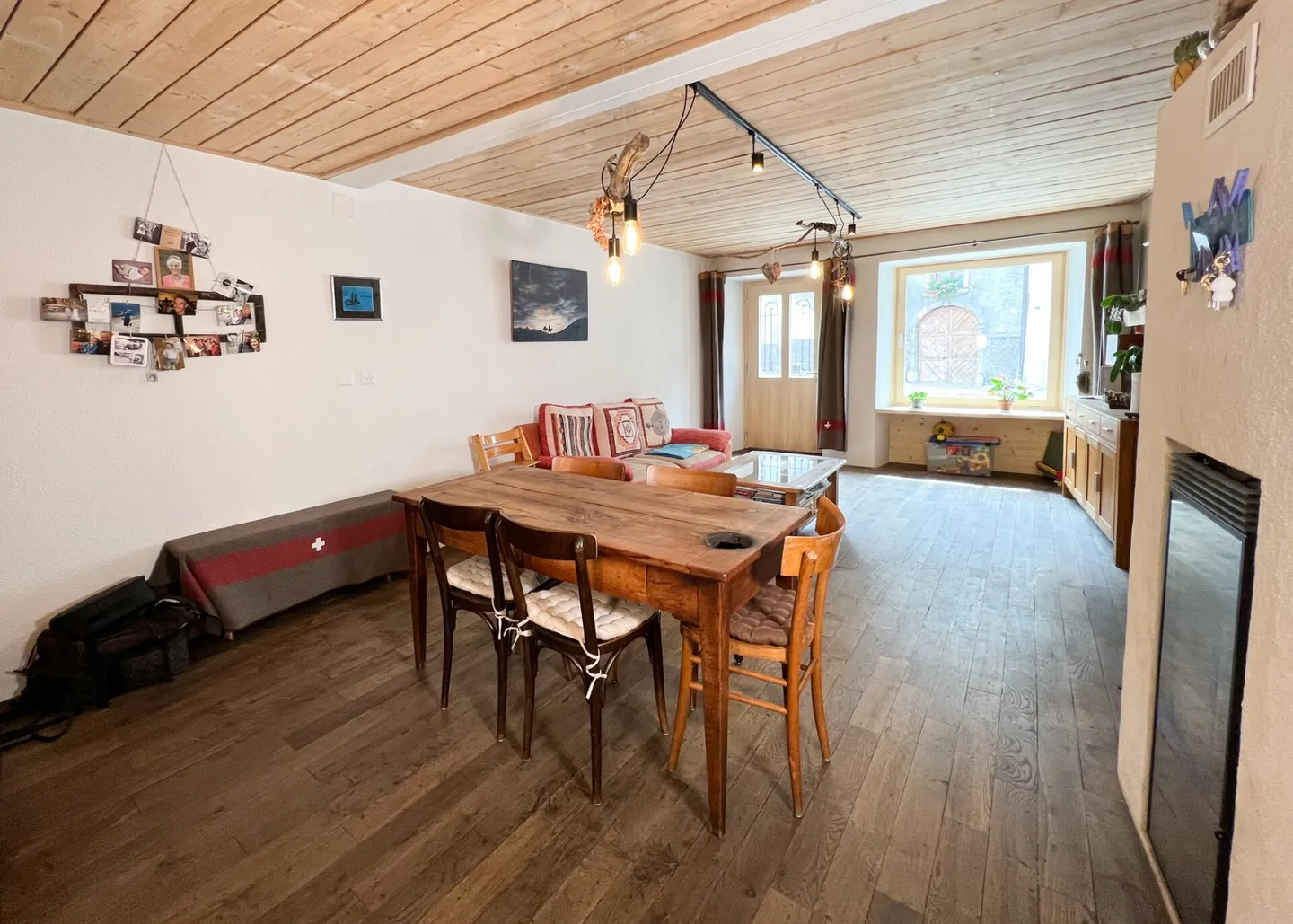Casa di villaggio semplice - Foto 1 di 14