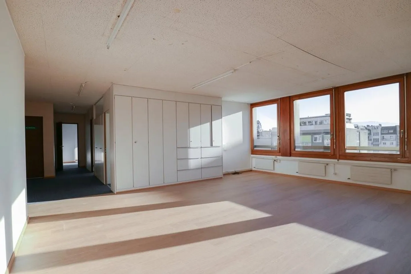 Bureau d'env. 118 m2 proche des Nations - Photo 5 sur 7