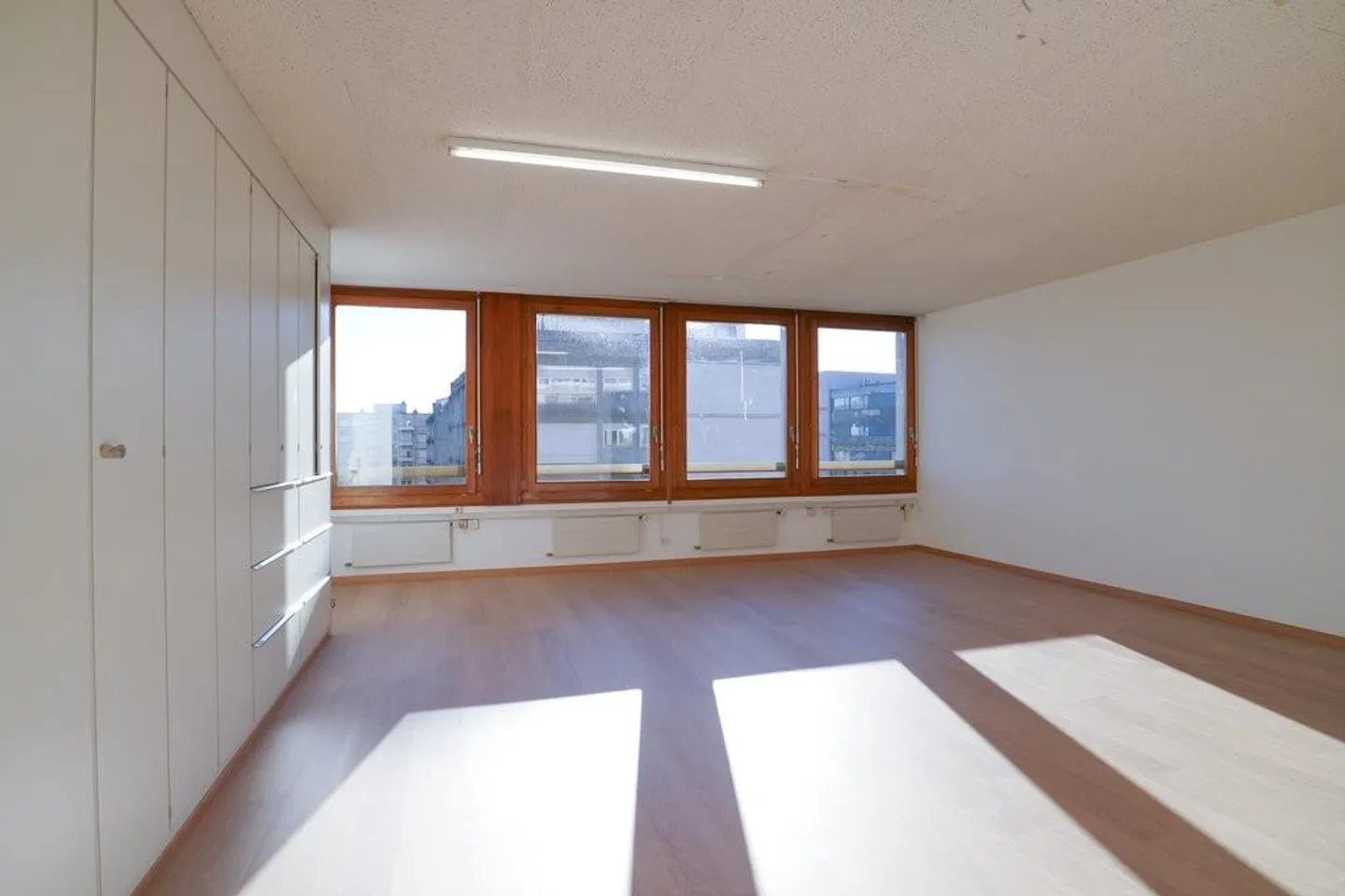 Bureau d'env. 118 m2 proche des Nations - Photo 6 sur 7