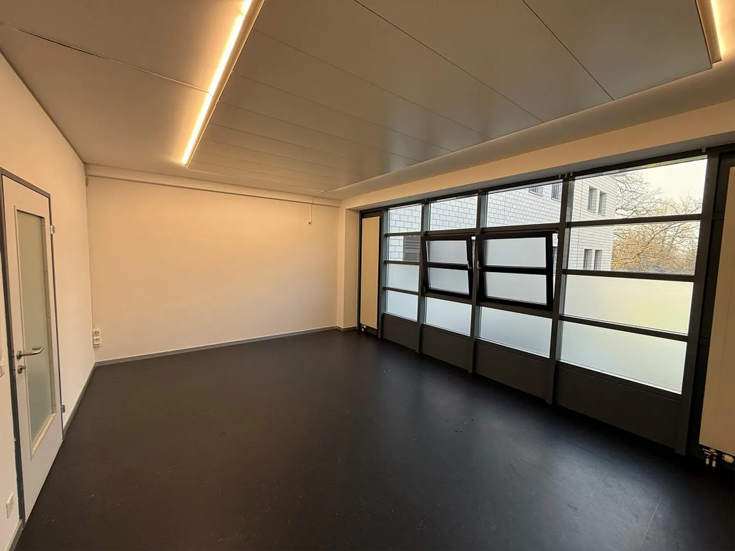 Kompakter Büroraum mit viel Tageslicht - Ihr neuer Arbeitsplatz in ... - Foto 2 von 3