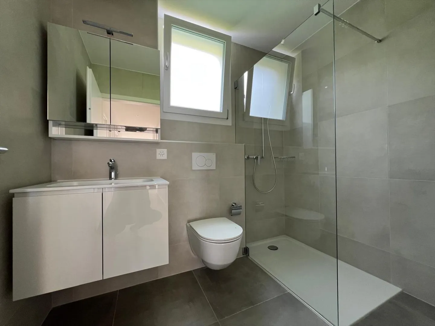 Wunderschöne 4,5-Zimmer-Neubauwohnung im obersten Stock mit herrlichem Blick - Foto 8 von 13