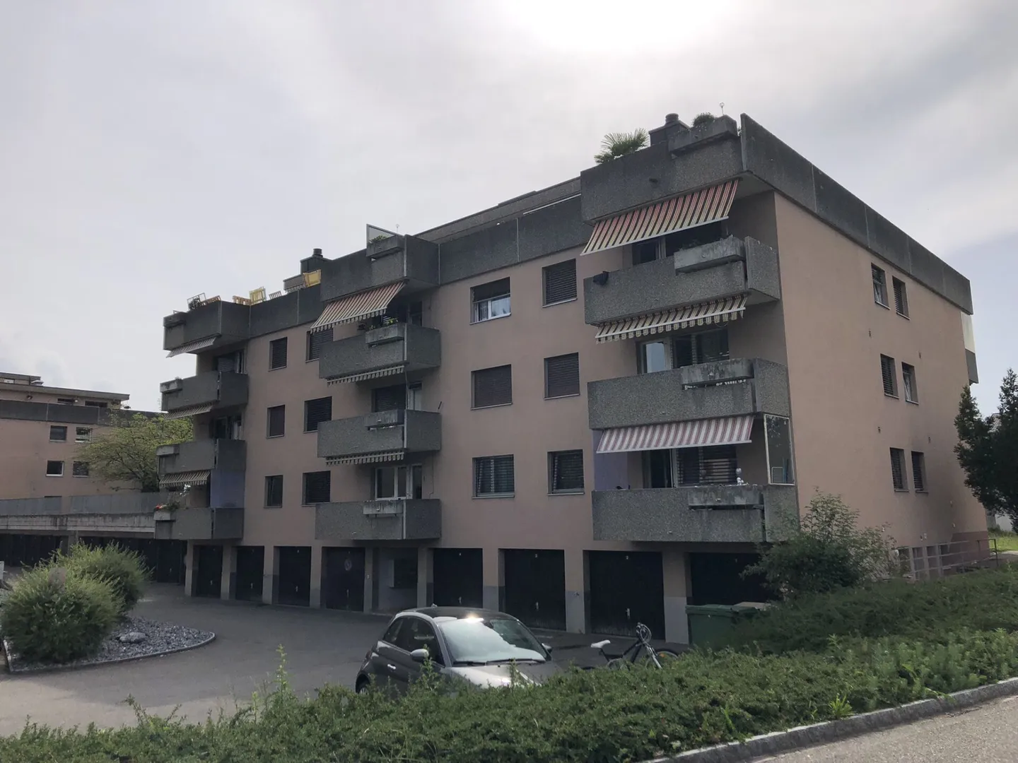 Appartement penthouse 3.5 pièces en excellent état, ascenseur, grande terrasse sur le toit avec vue imprenable - Photo 12 sur 16