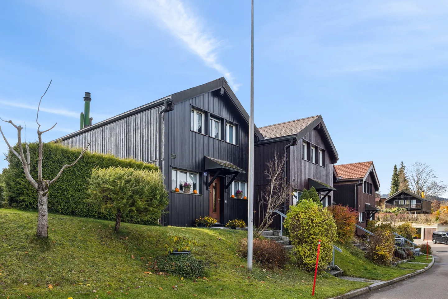 Charmantes Familienhaus mit Garten und 2 Garagenboxen! - Foto 3 von 12