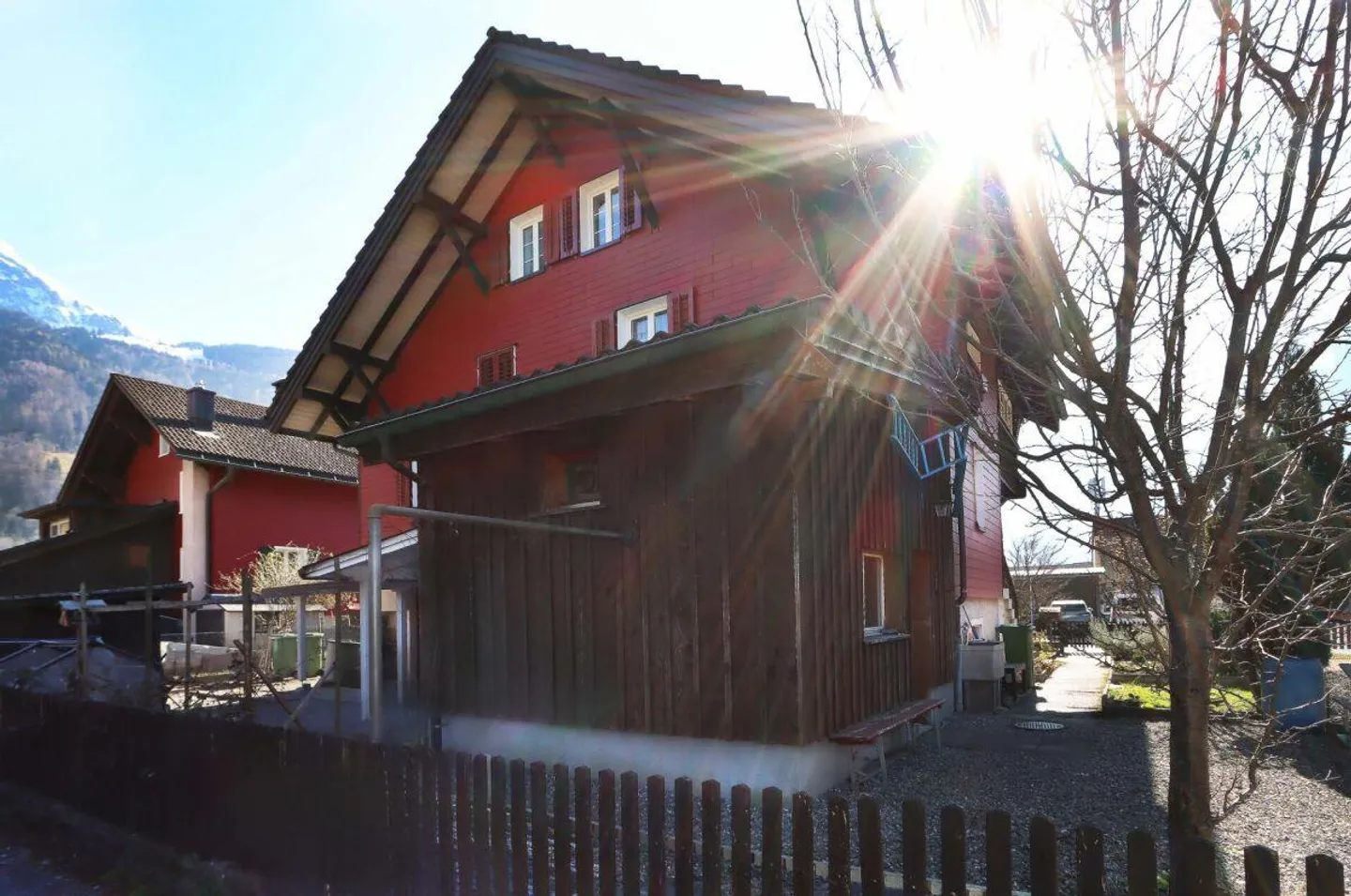 Casa bifamiliare in stile chalet con giardino - Foto 2 di 18