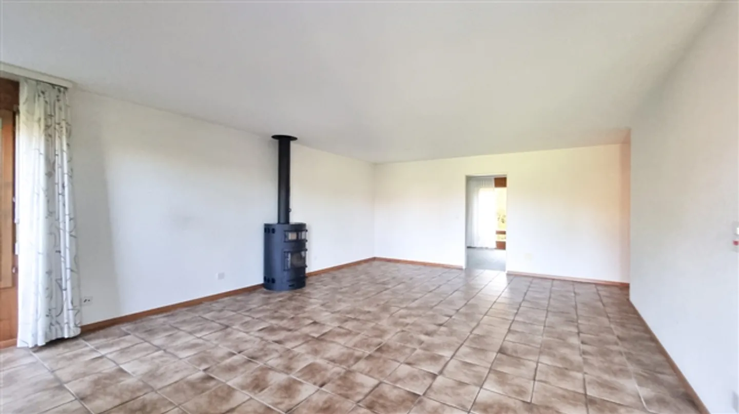 4.5 Zi. Wohnung, ruhige Lage, angrenzend an Landwirtschaftszone - Foto 5 von 11