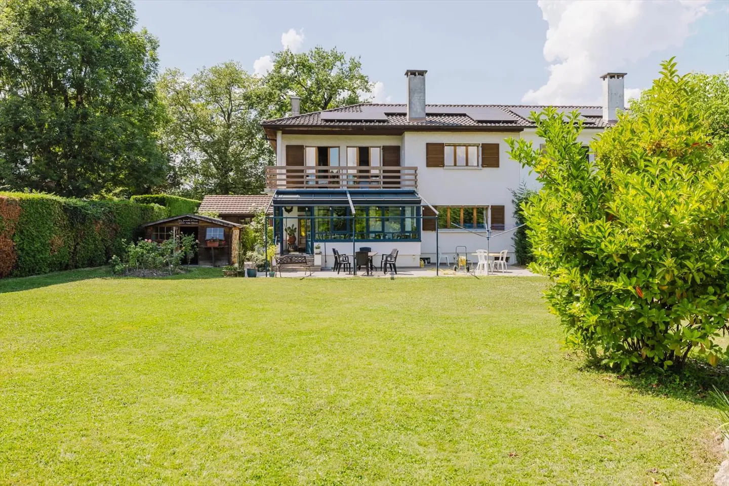 In esclusiva: villa di 270 m2 a pochi passi dal lago - Foto 1 di 11