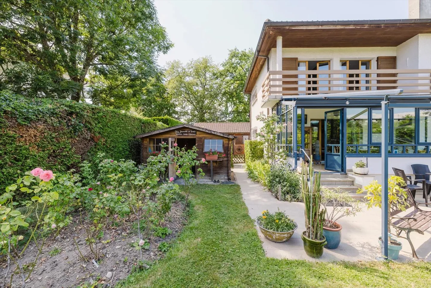 In esclusiva: villa di 270 m2 a pochi passi dal lago - Foto 3 di 11
