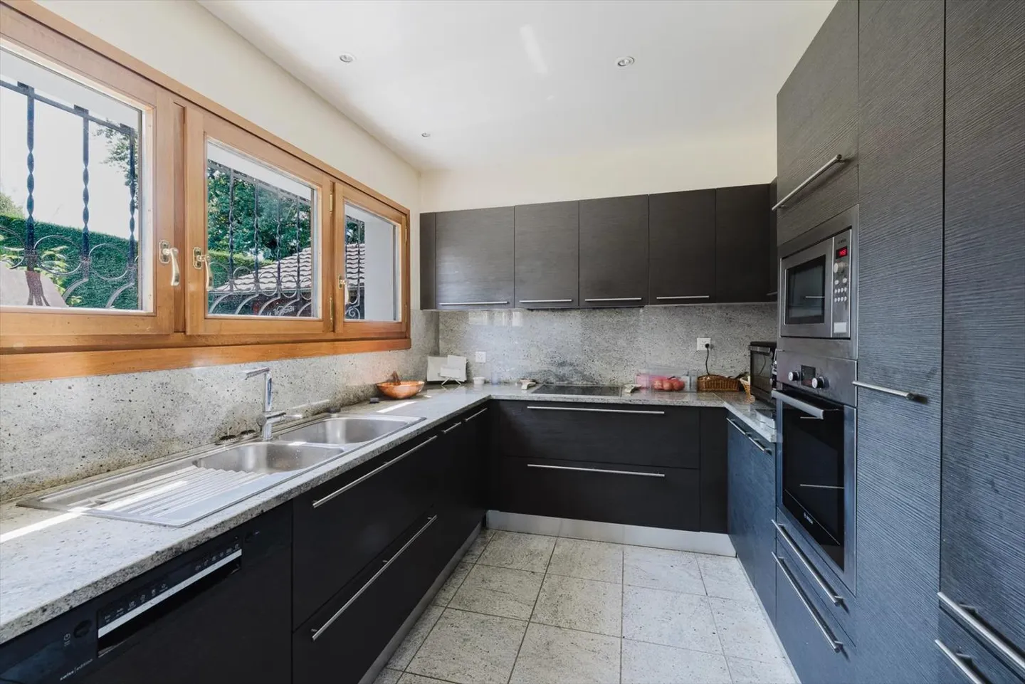 In esclusiva: villa di 270 m2 a pochi passi dal lago - Foto 7 di 11