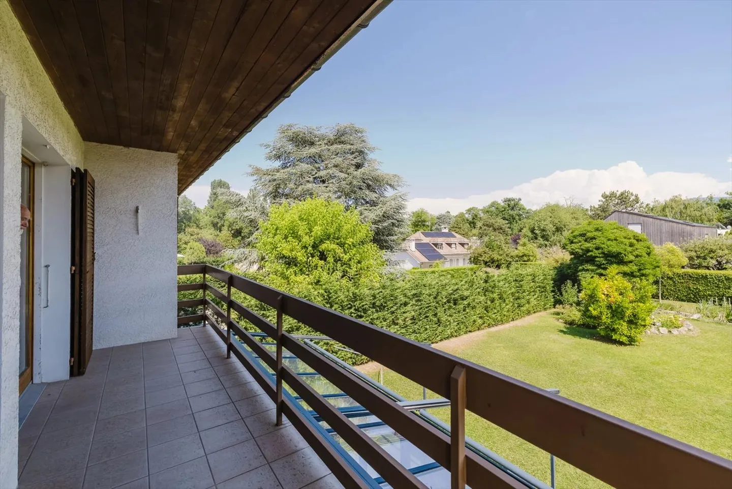 In esclusiva: villa di 270 m2 a pochi passi dal lago - Foto 9 di 11