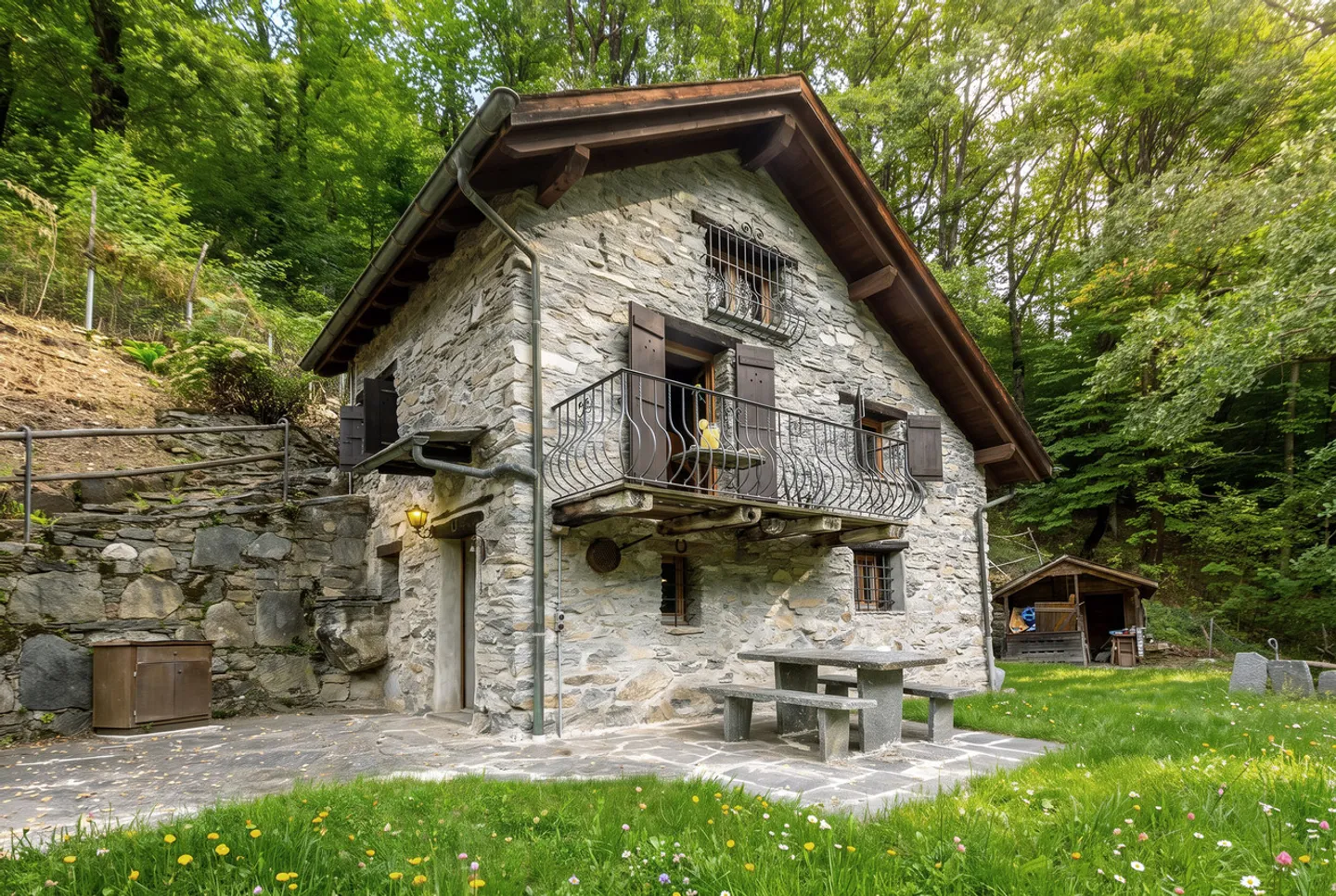 Charakteristisches rustikales Haus mit großem Garten - Foto 1 von 12