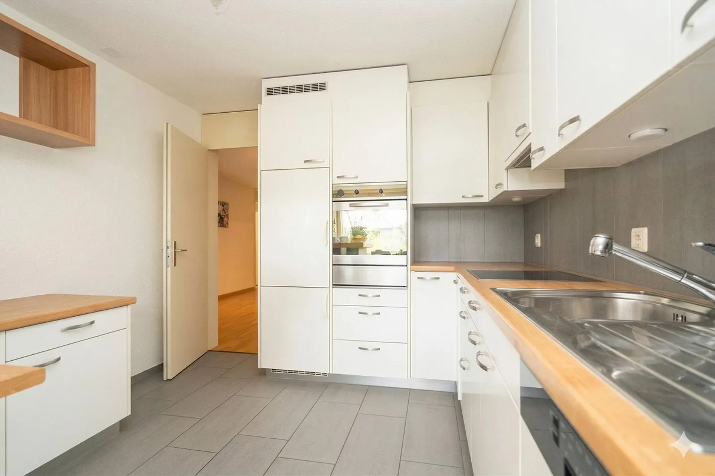 Charming Apartment with Balcony - Photo 4 of 13