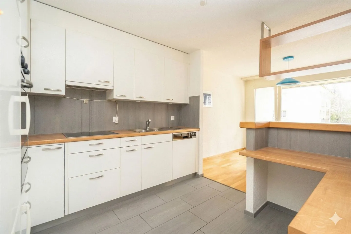 Charming Apartment with Balcony - Photo 6 of 13