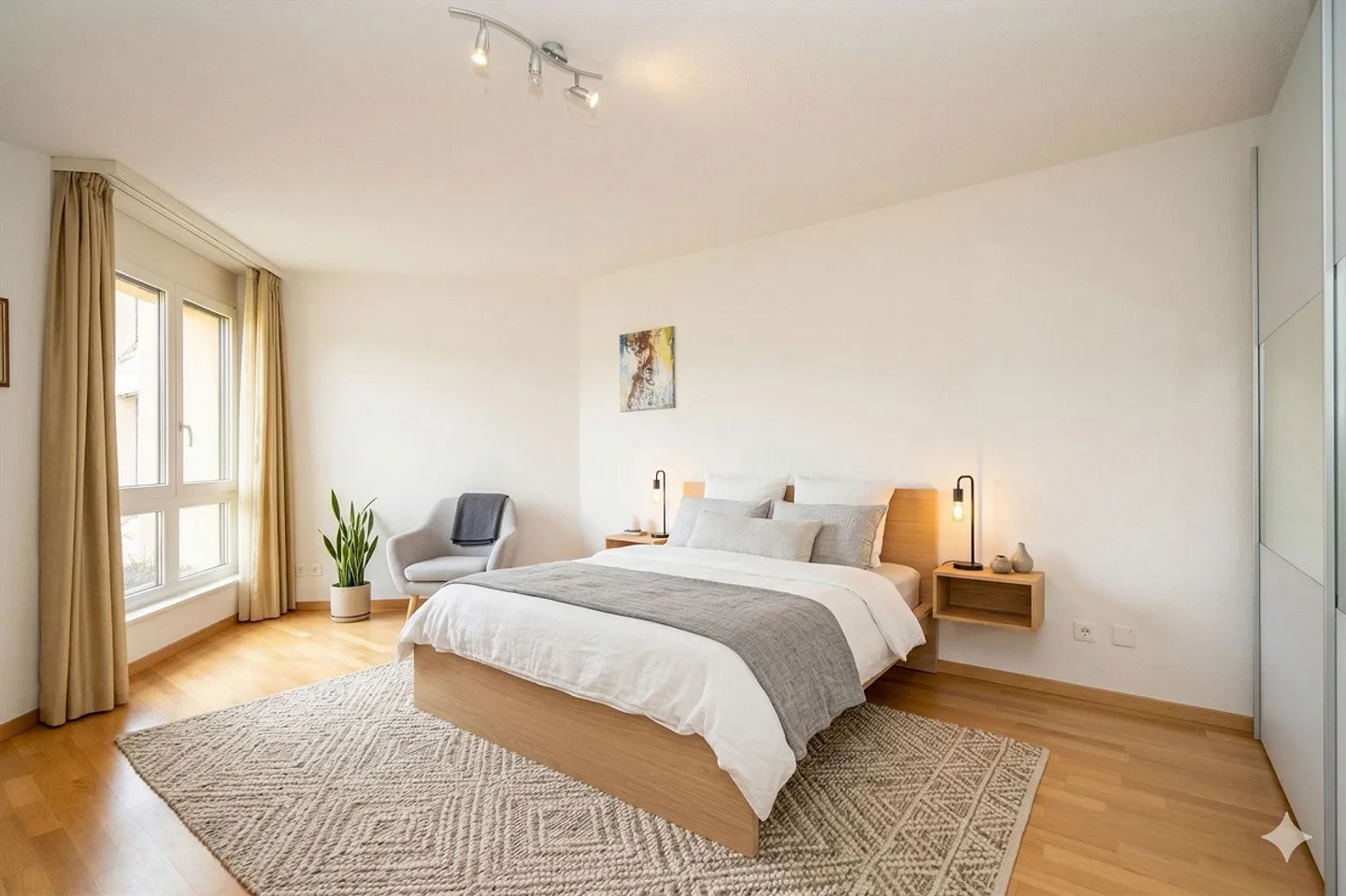 Charming Apartment with Balcony - Photo 8 of 13