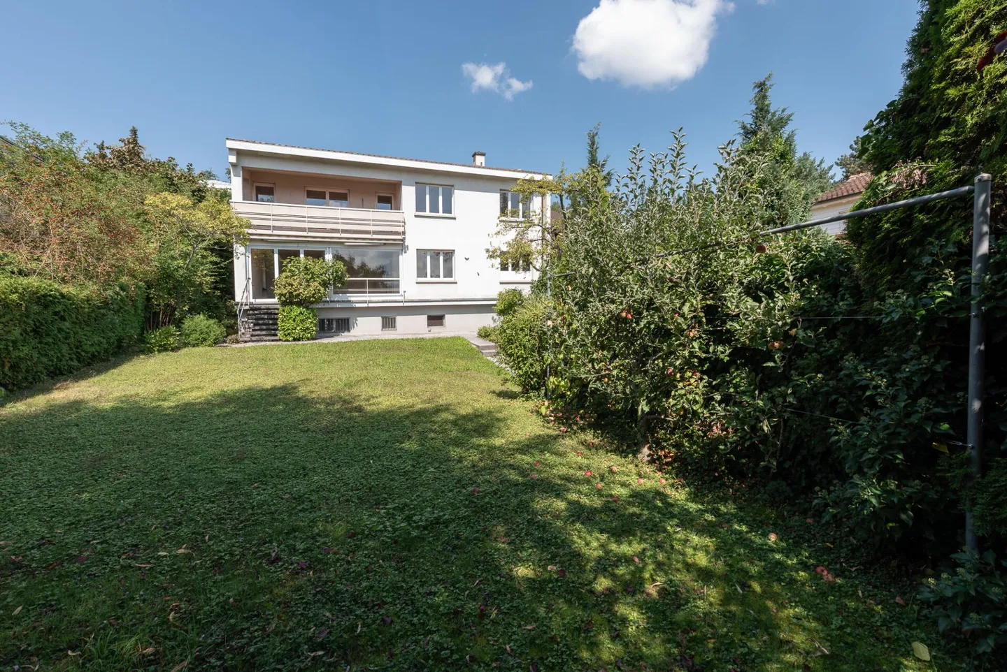 Freistehendes Einfamilienhaus mit Garage - Foto 2 von 15