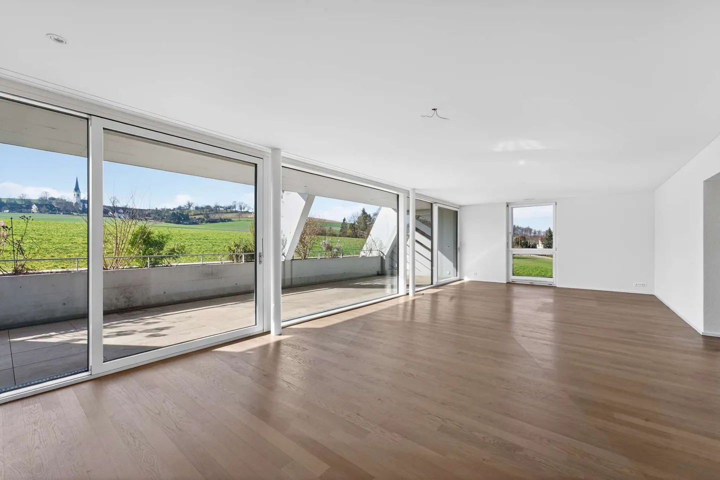 Modern, bright 4.5 room apartment with a large terrace - Photo 1 of 13