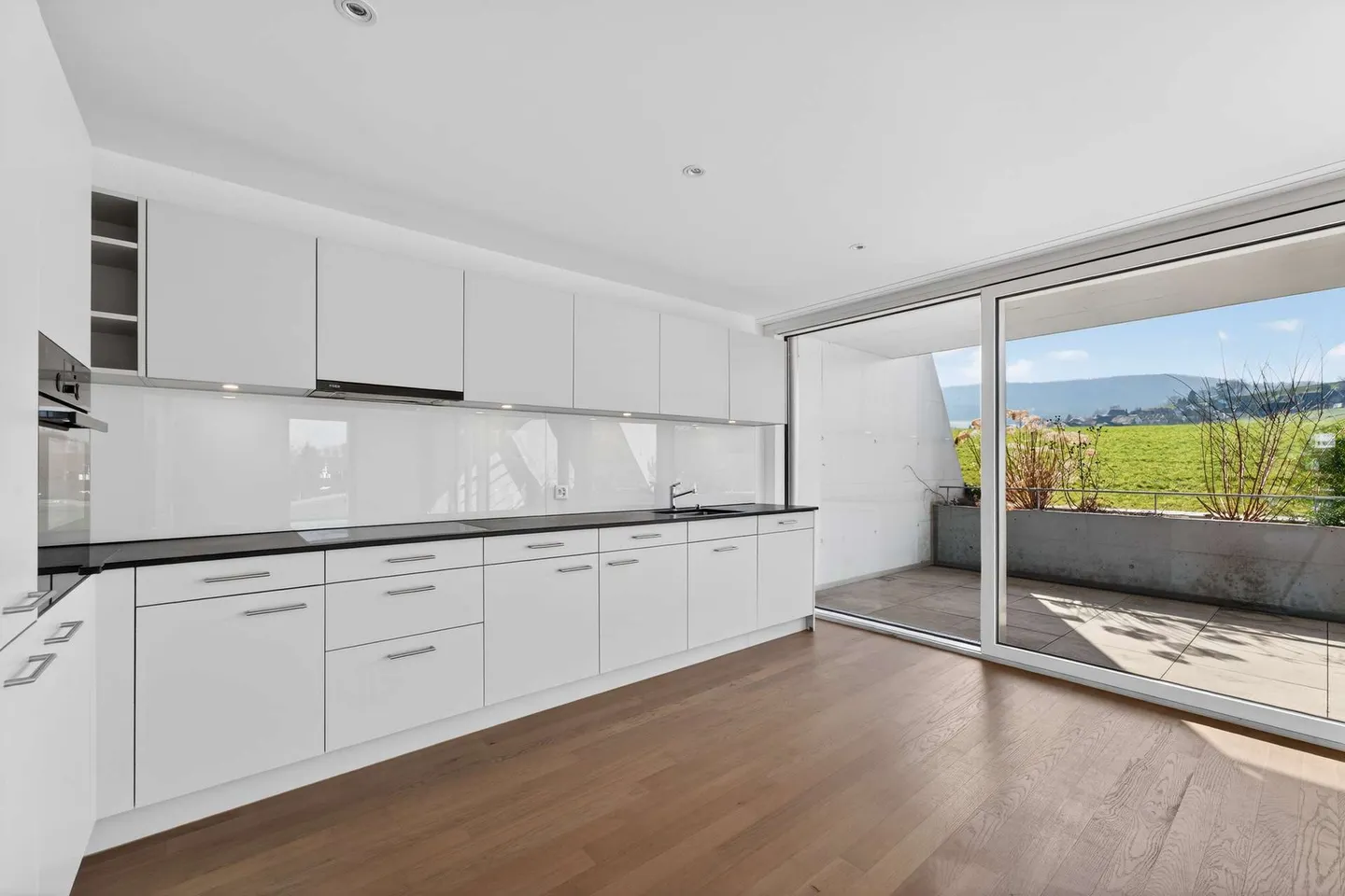 Modern, bright 4.5 room apartment with a large terrace - Photo 3 of 13