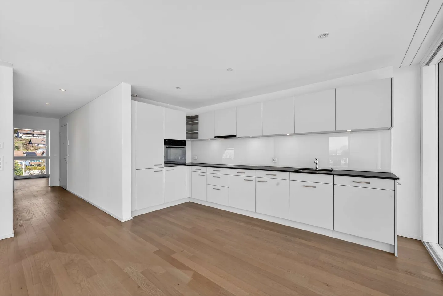 Modern, bright 4.5 room apartment with a large terrace - Photo 4 of 13