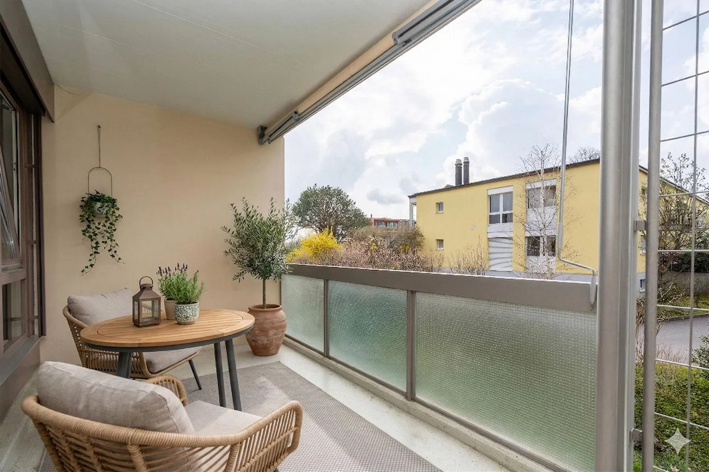 Charming Apartment with Balcony - Photo 11 of 13