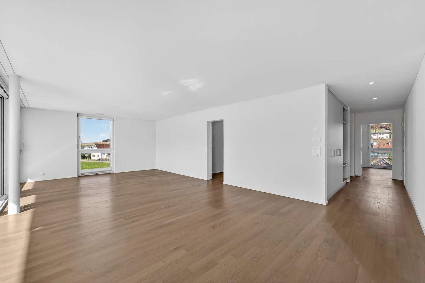 Modern, bright 4.5 room apartment with a large terrace - Photo 2 of 13