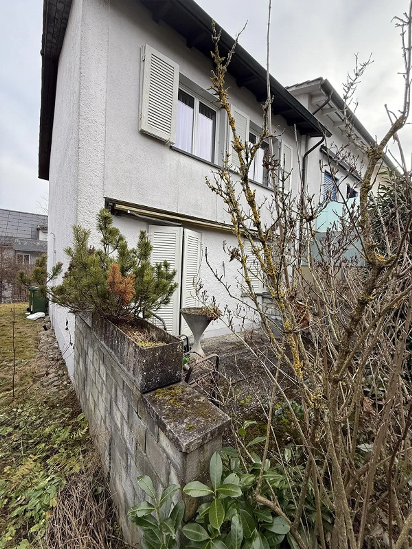 Charmante maison de rangée de 4,5 pièces avec jardin - Photo 3 sur 16