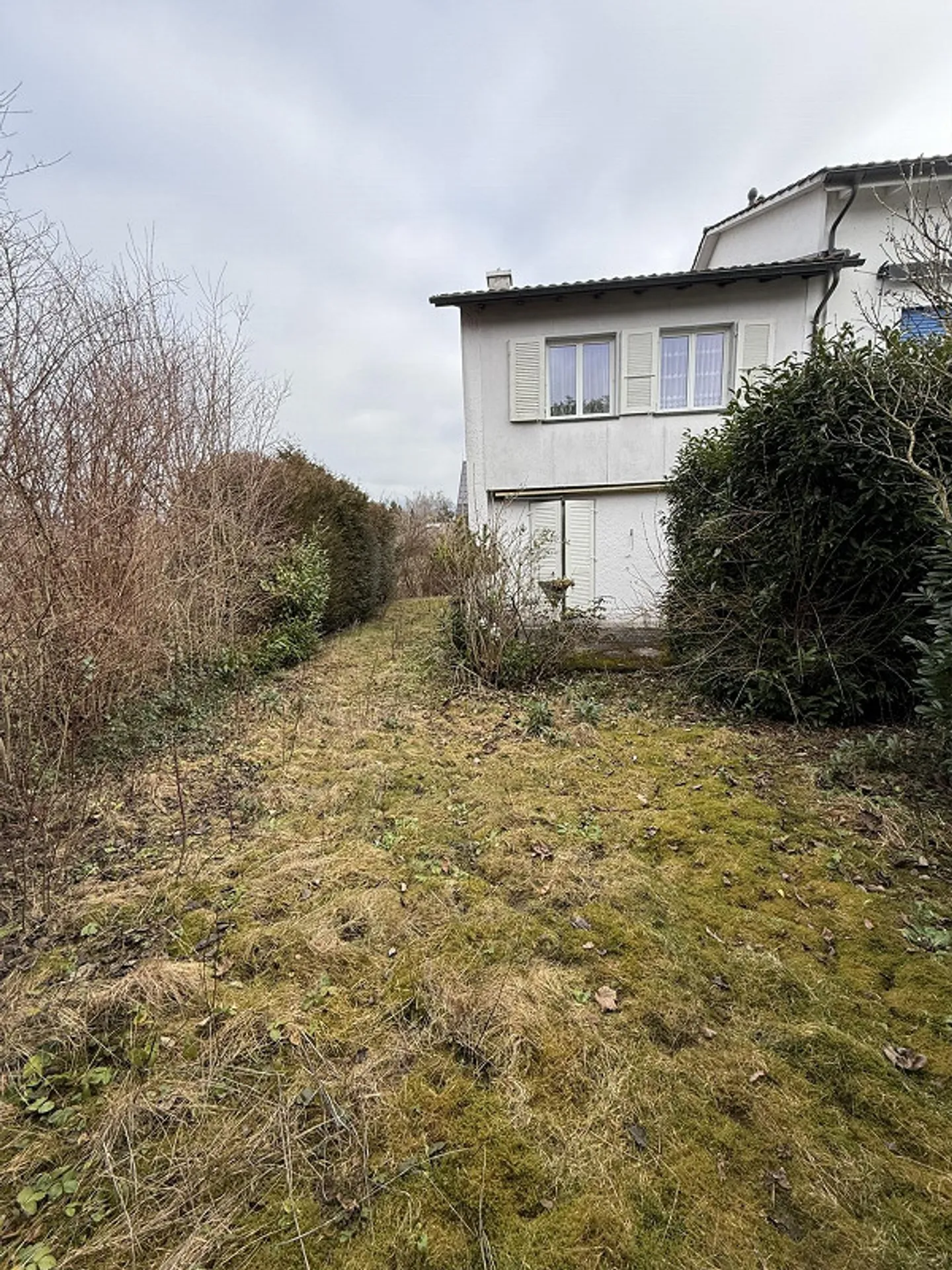 Charmante maison de rangée de 4,5 pièces avec jardin - Photo 1 sur 16
