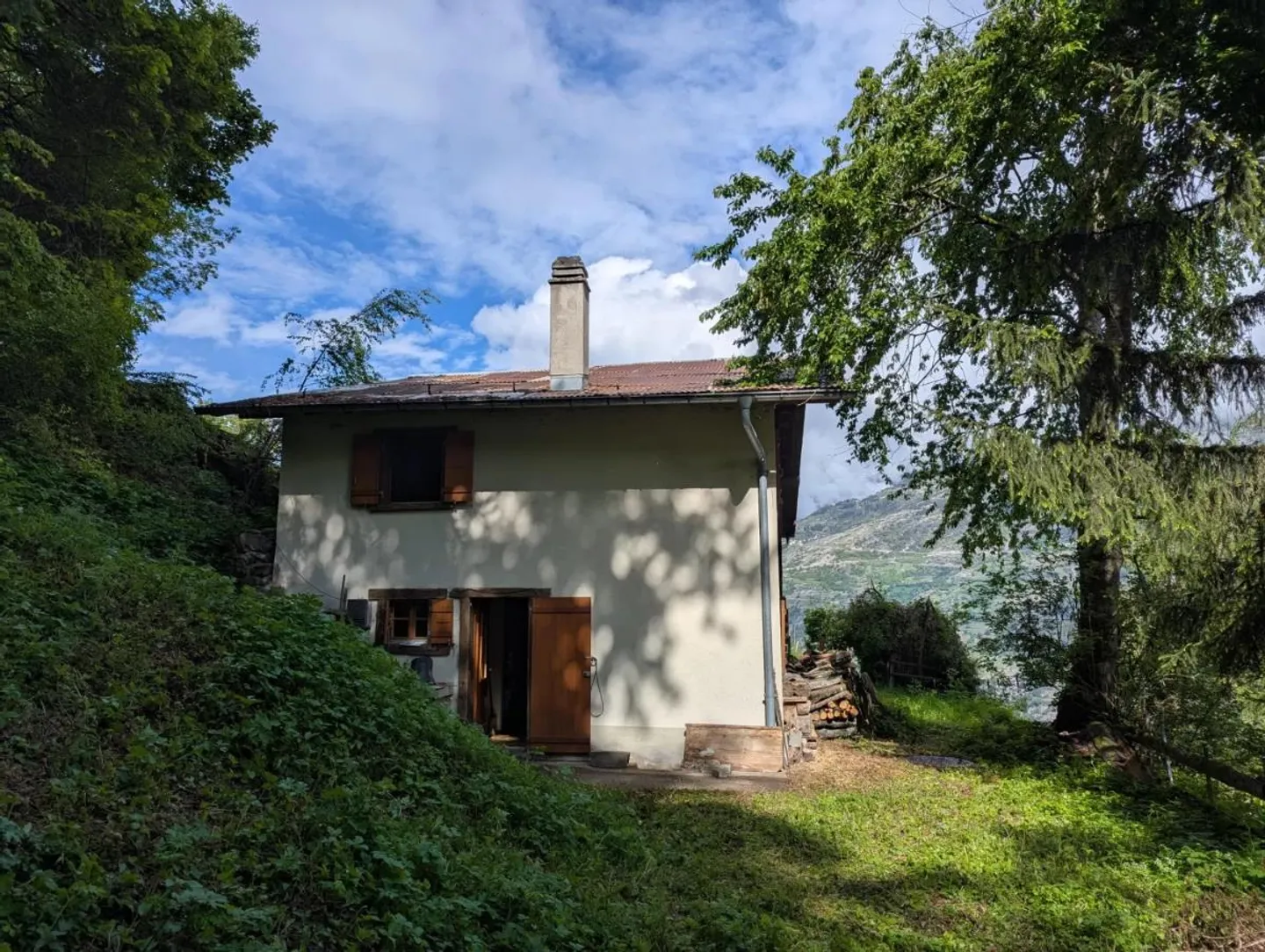 Metà di una casa in una posizione isolata con molto spazio circostante - Foto 1 di 10