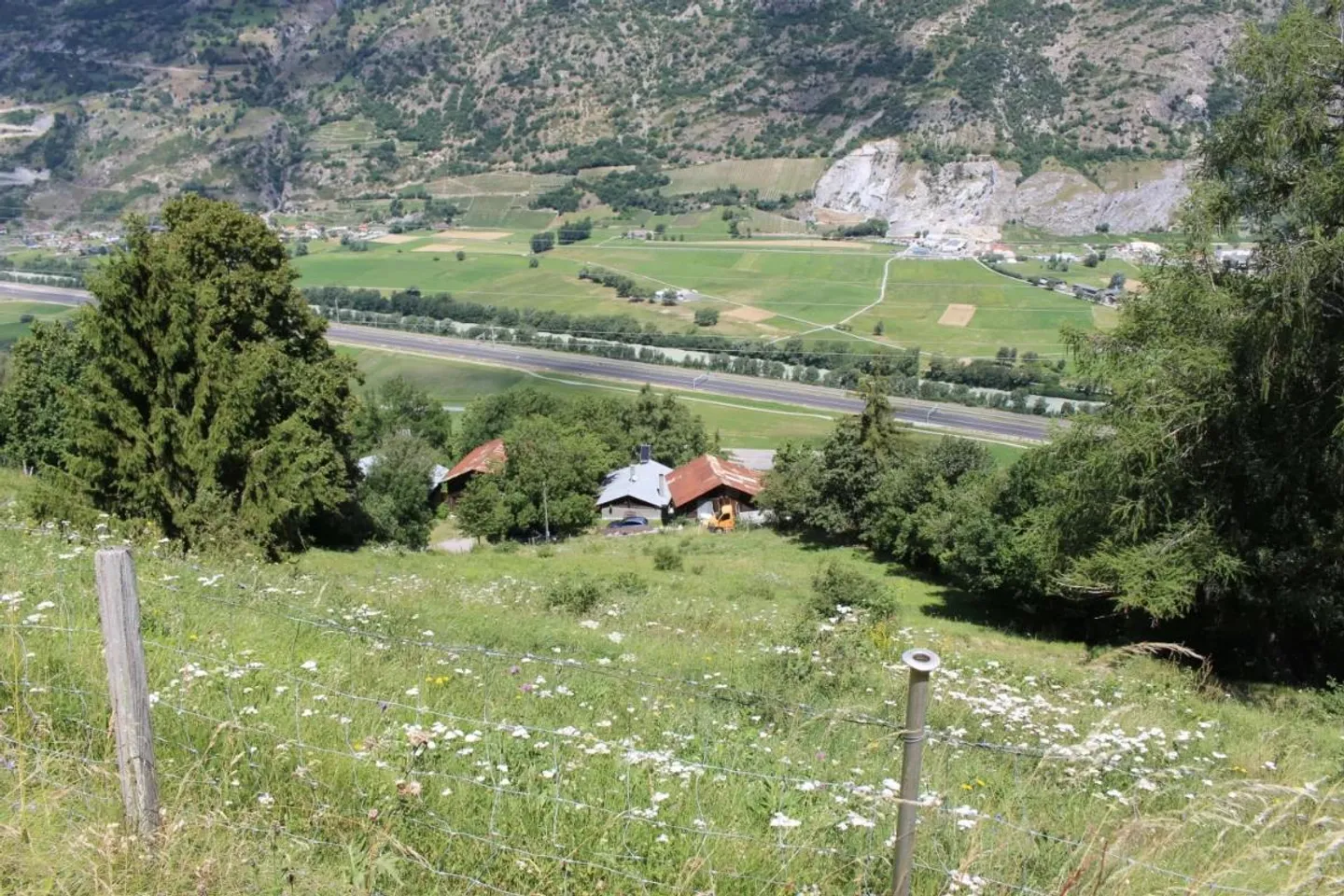 Metà di una casa in una posizione isolata con molto spazio circostante - Foto 2 di 10