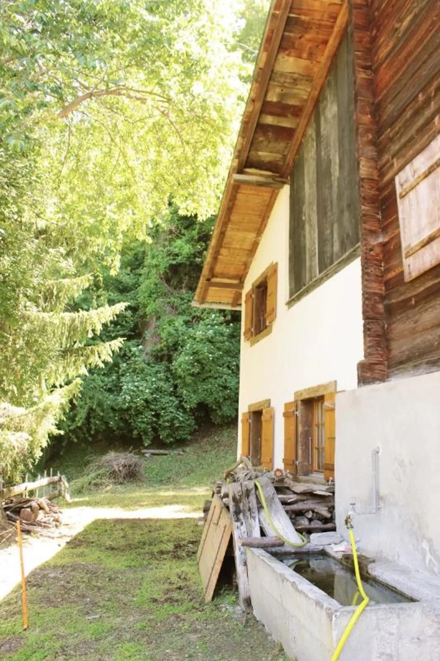 Metà di una casa in una posizione isolata con molto spazio circostante - Foto 8 di 10