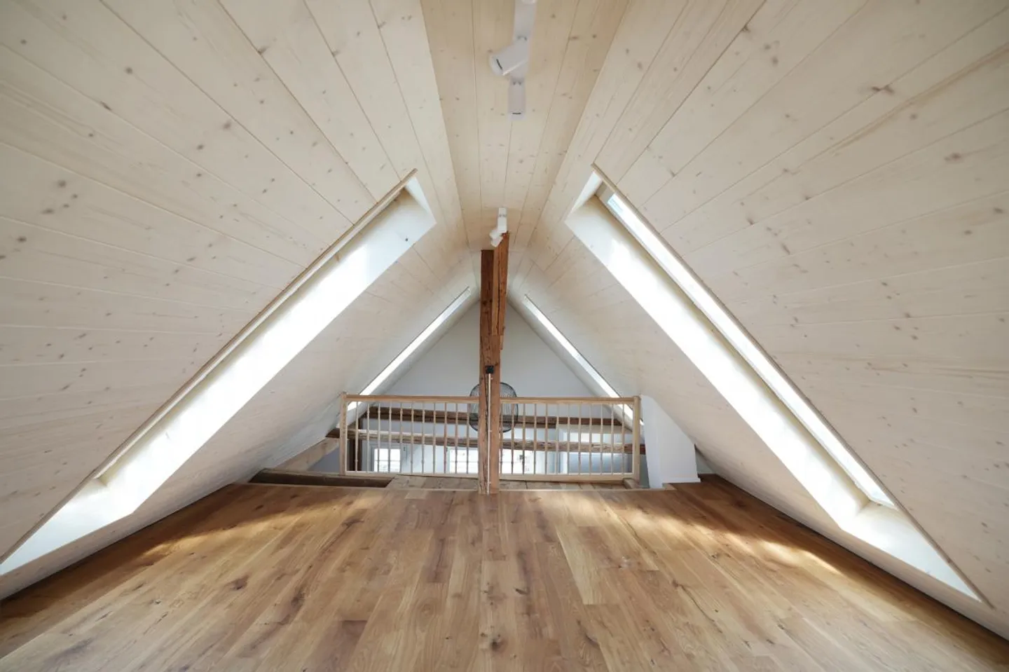 Appartement en duplex rénové dans la Maison Rouge à Zuzwil - Photo 3 sur 17