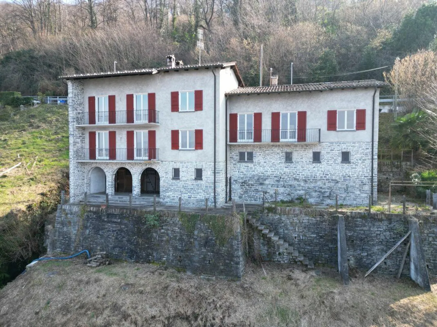 GAMBAROGNO - Renovierungsbedürftige Liegenschaft mit drei Wohnungen - Foto 3 von 21