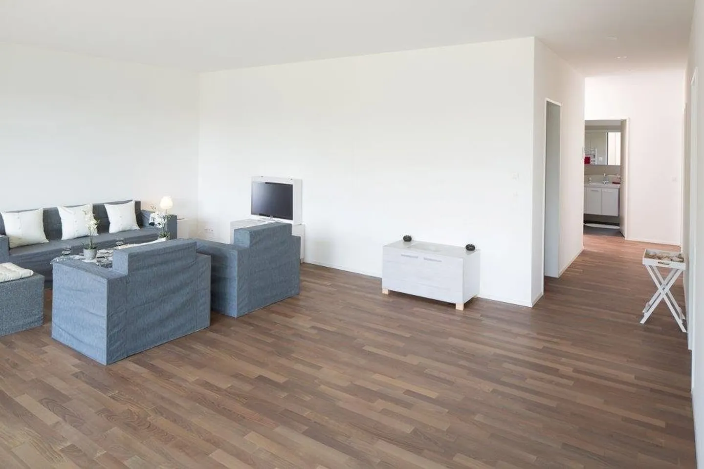 Beautiful and Sunny Penthouse Apartment - Photo 3 of 6