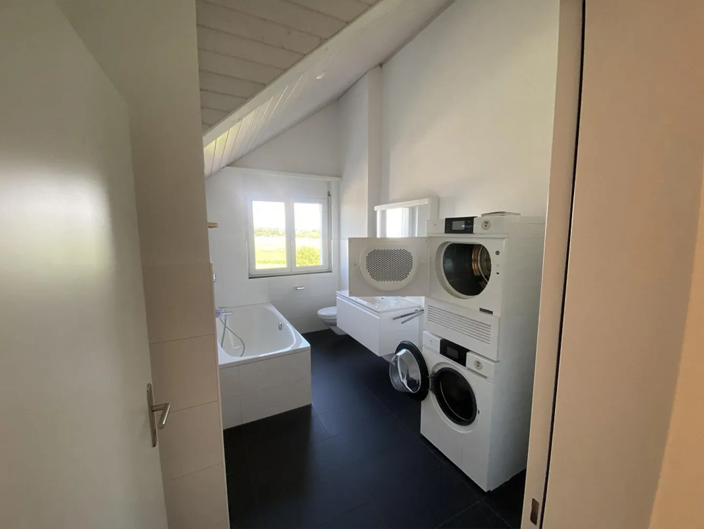 Charmante Dachwohnung mit Terrasse - Foto 2 von 7