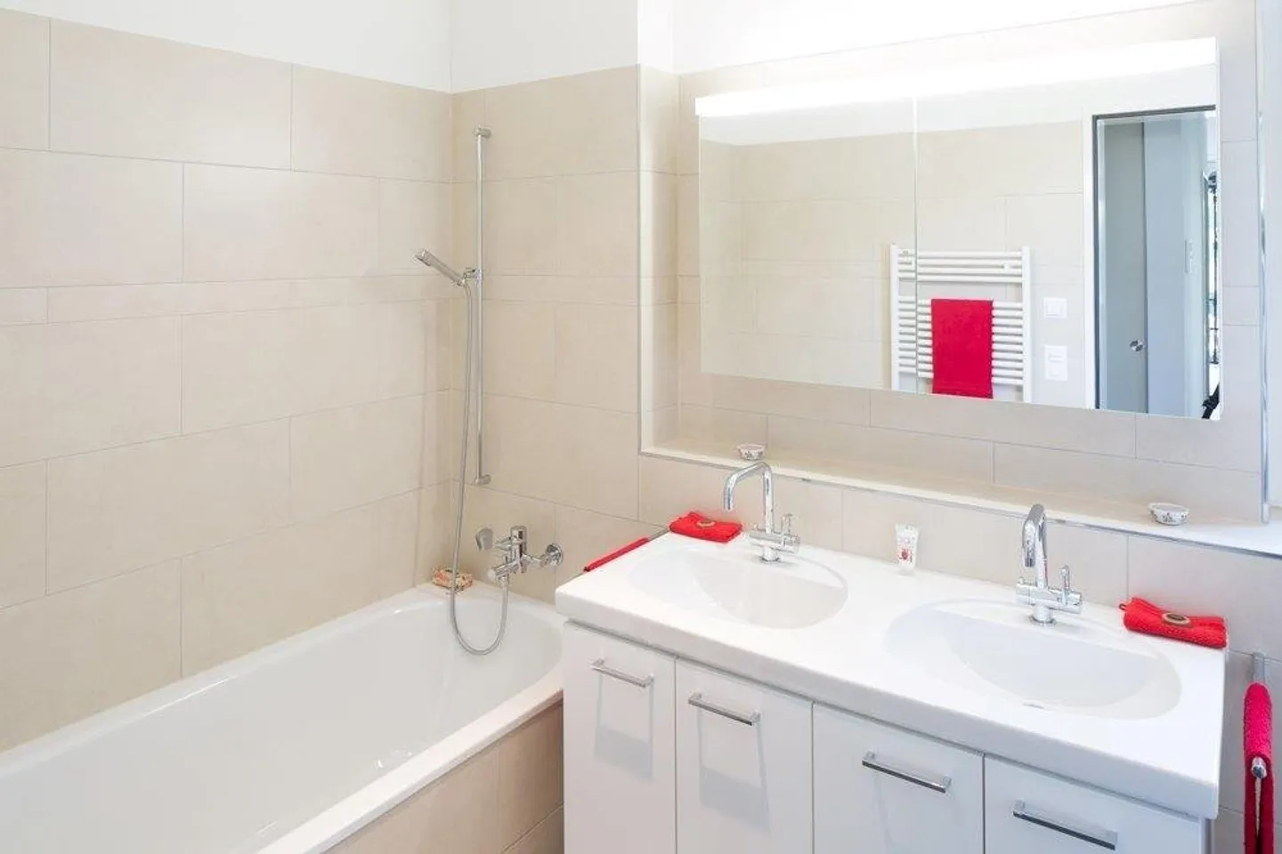 Beautiful and Sunny Penthouse Apartment - Photo 5 of 6