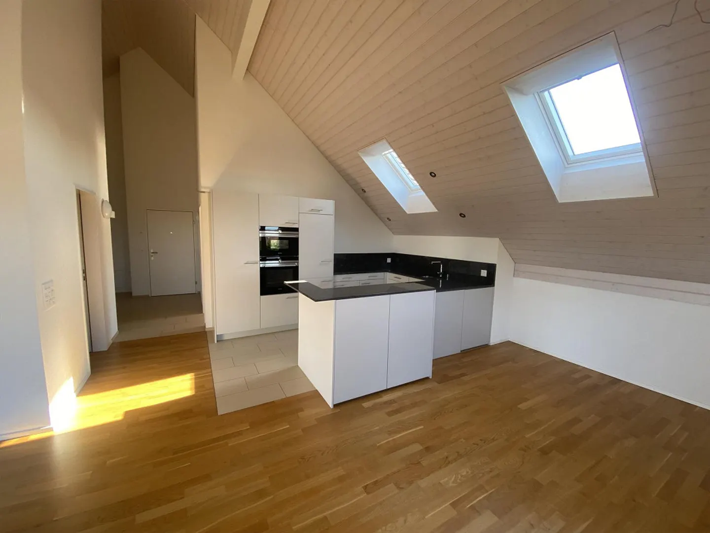 Charmante Dachwohnung mit Terrasse - Foto 4 von 7
