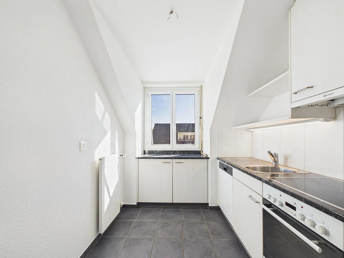 Appartement sous les toits lumineux de 2 pièces dans un emplacement central à Bern Bümpliz - Photo 1 sur 17