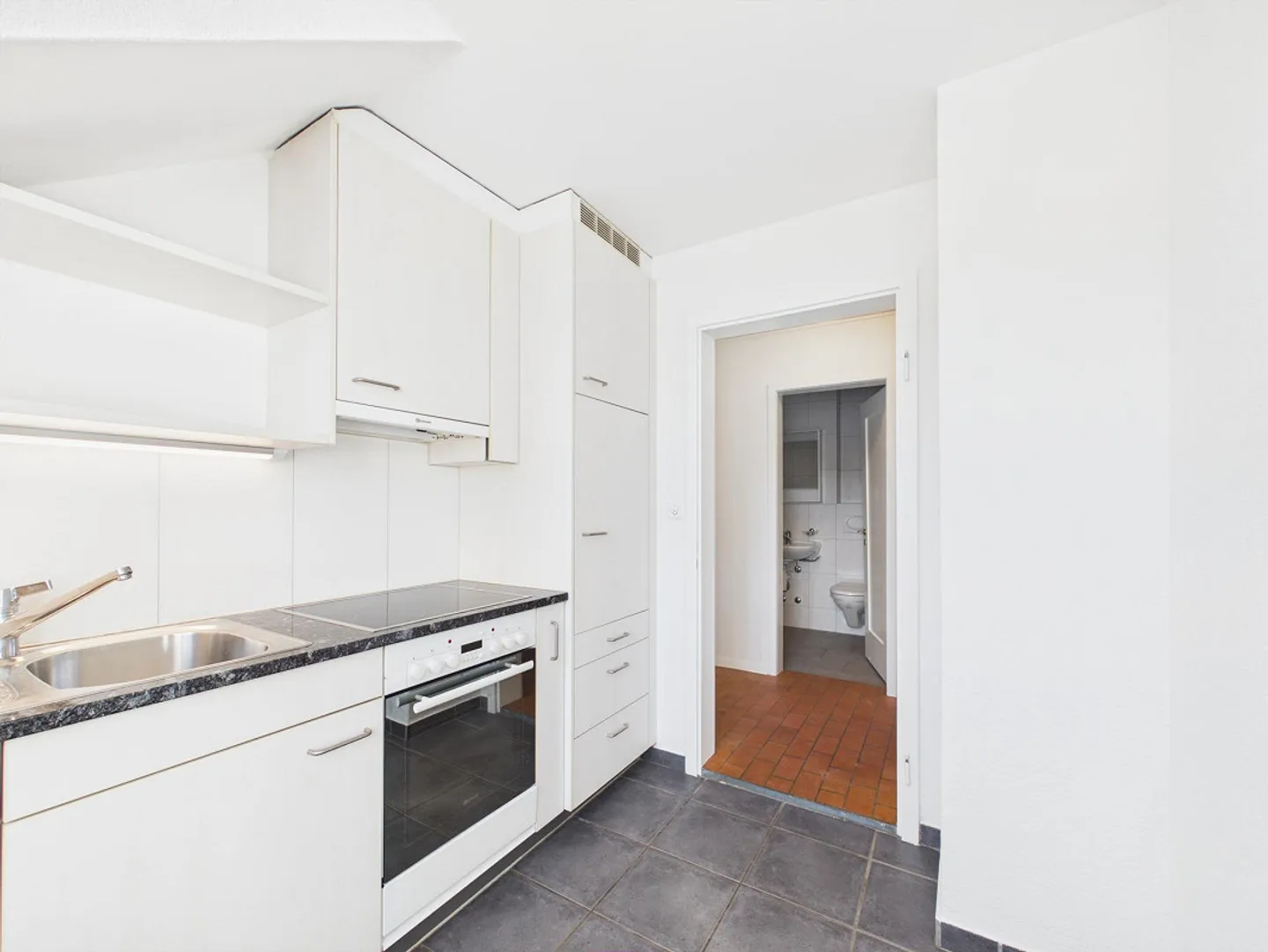 Appartement sous les toits lumineux de 2 pièces dans un emplacement central à Bern Bümpliz - Photo 2 sur 17