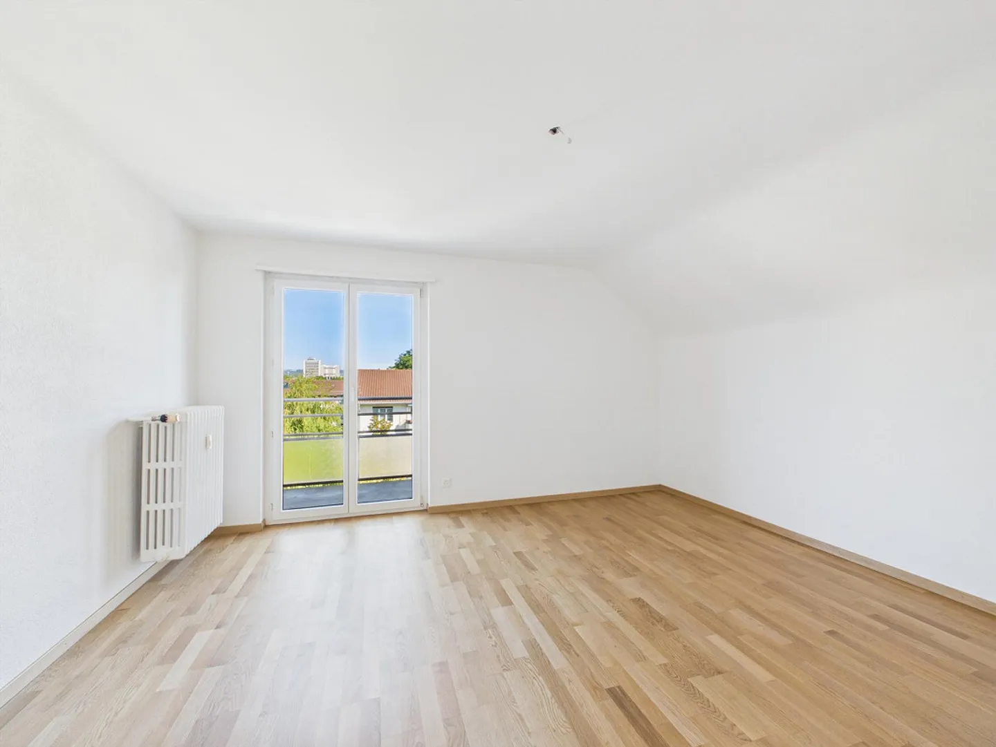 Appartement sous les toits lumineux de 2 pièces dans un emplacement central à Bern Bümpliz - Photo 3 sur 17