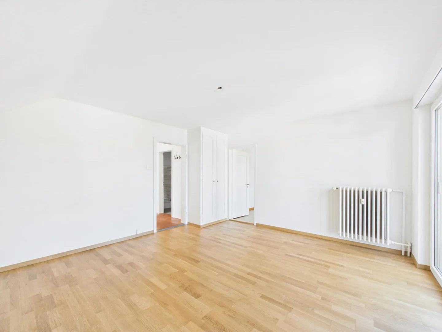 Appartement sous les toits lumineux de 2 pièces dans un emplacement central à Bern Bümpliz - Photo 4 sur 17