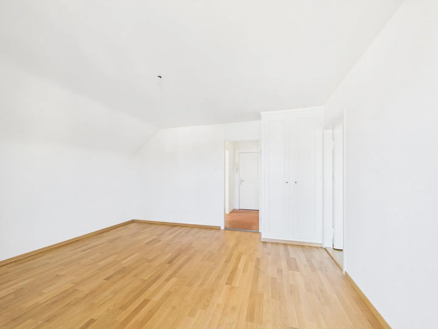 Appartement sous les toits lumineux de 2 pièces dans un emplacement central à Bern Bümpliz - Photo 6 sur 17