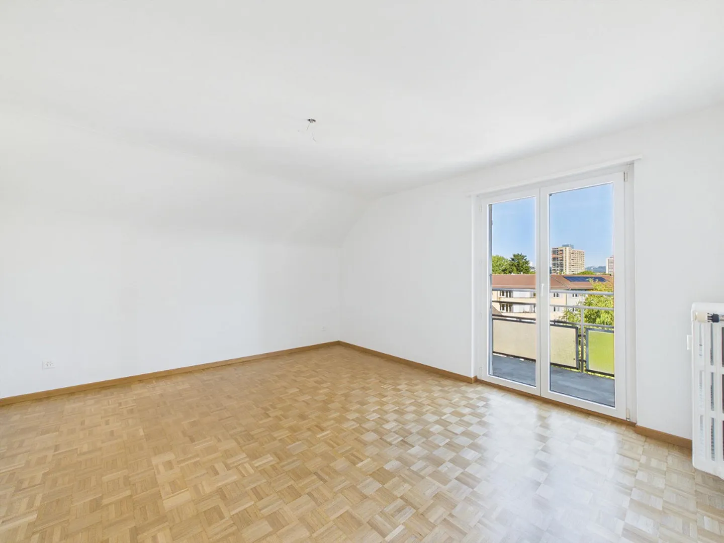 Appartement sous les toits lumineux de 2 pièces dans un emplacement central à Bern Bümpliz - Photo 7 sur 17