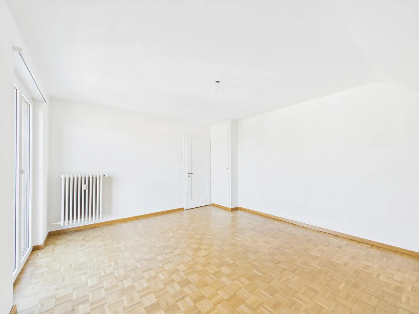 Appartement sous les toits lumineux de 2 pièces dans un emplacement central à Bern Bümpliz - Photo 8 sur 17