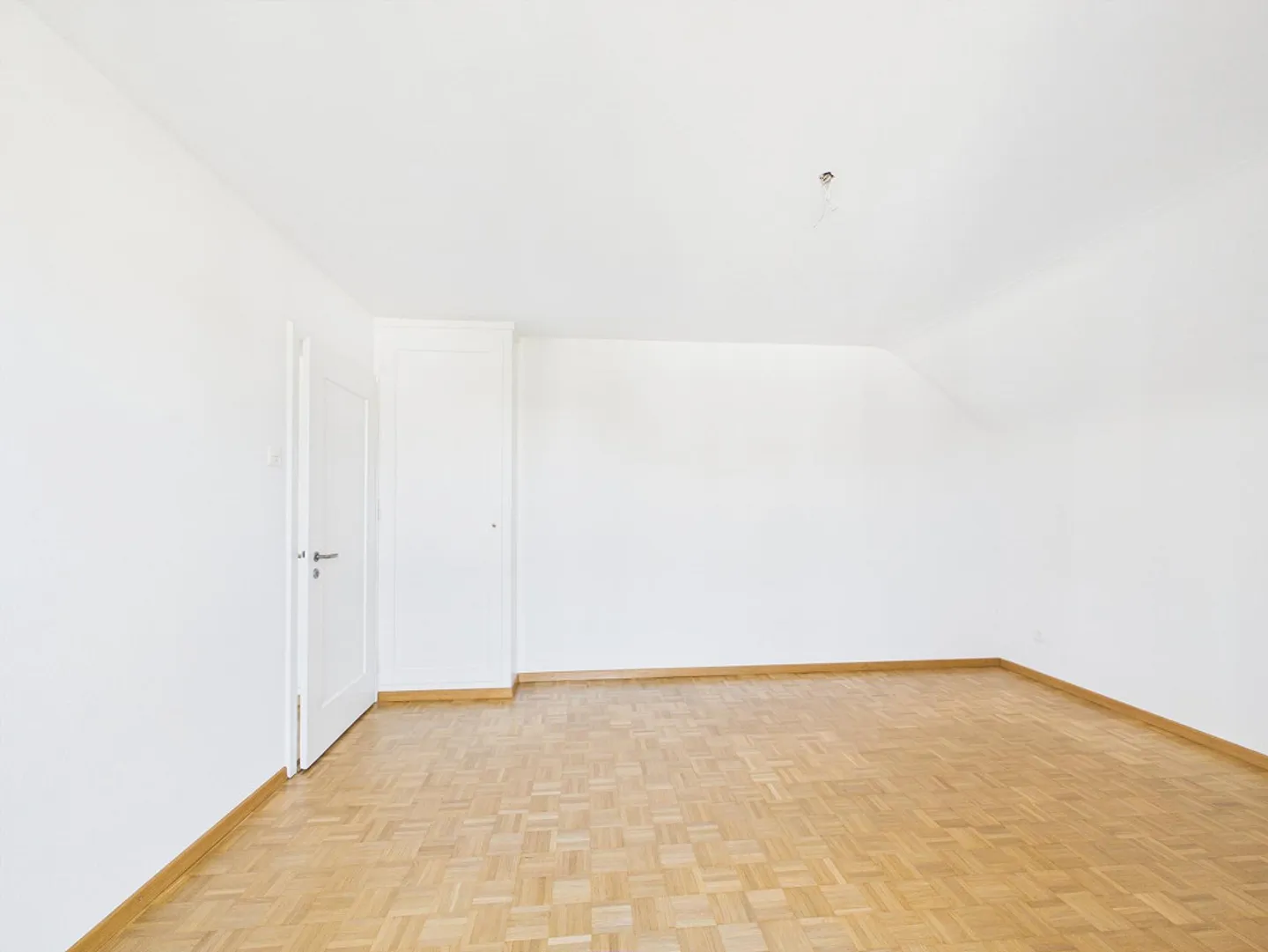 Appartement sous les toits lumineux de 2 pièces dans un emplacement central à Bern Bümpliz - Photo 9 sur 17