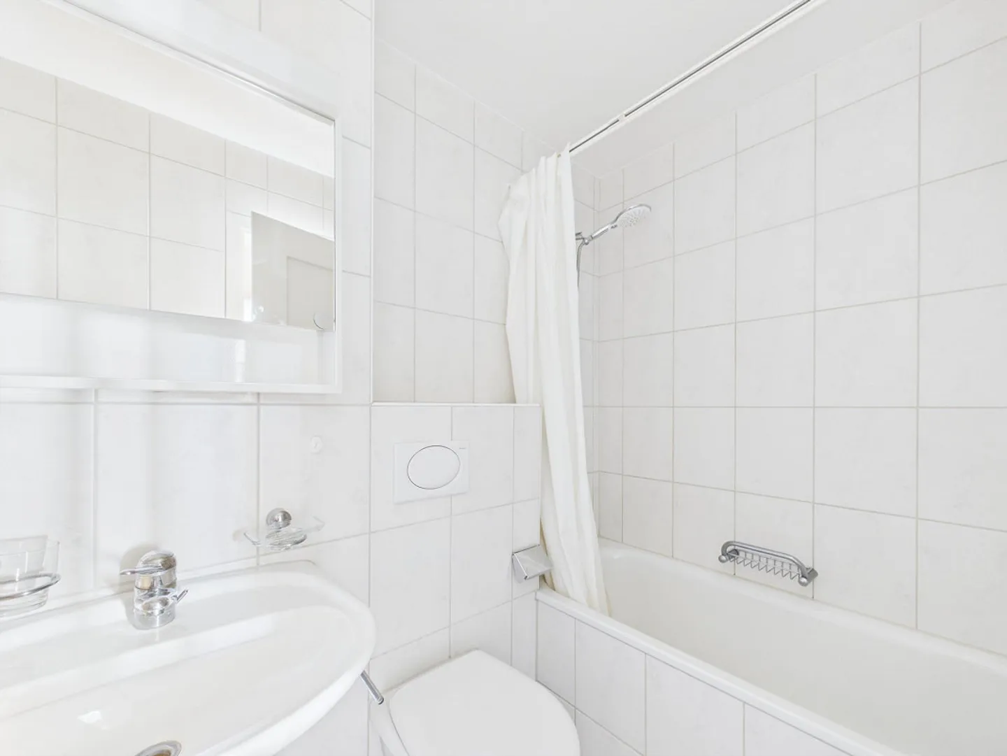 Appartement sous les toits lumineux de 2 pièces dans un emplacement central à Bern Bümpliz - Photo 10 sur 17