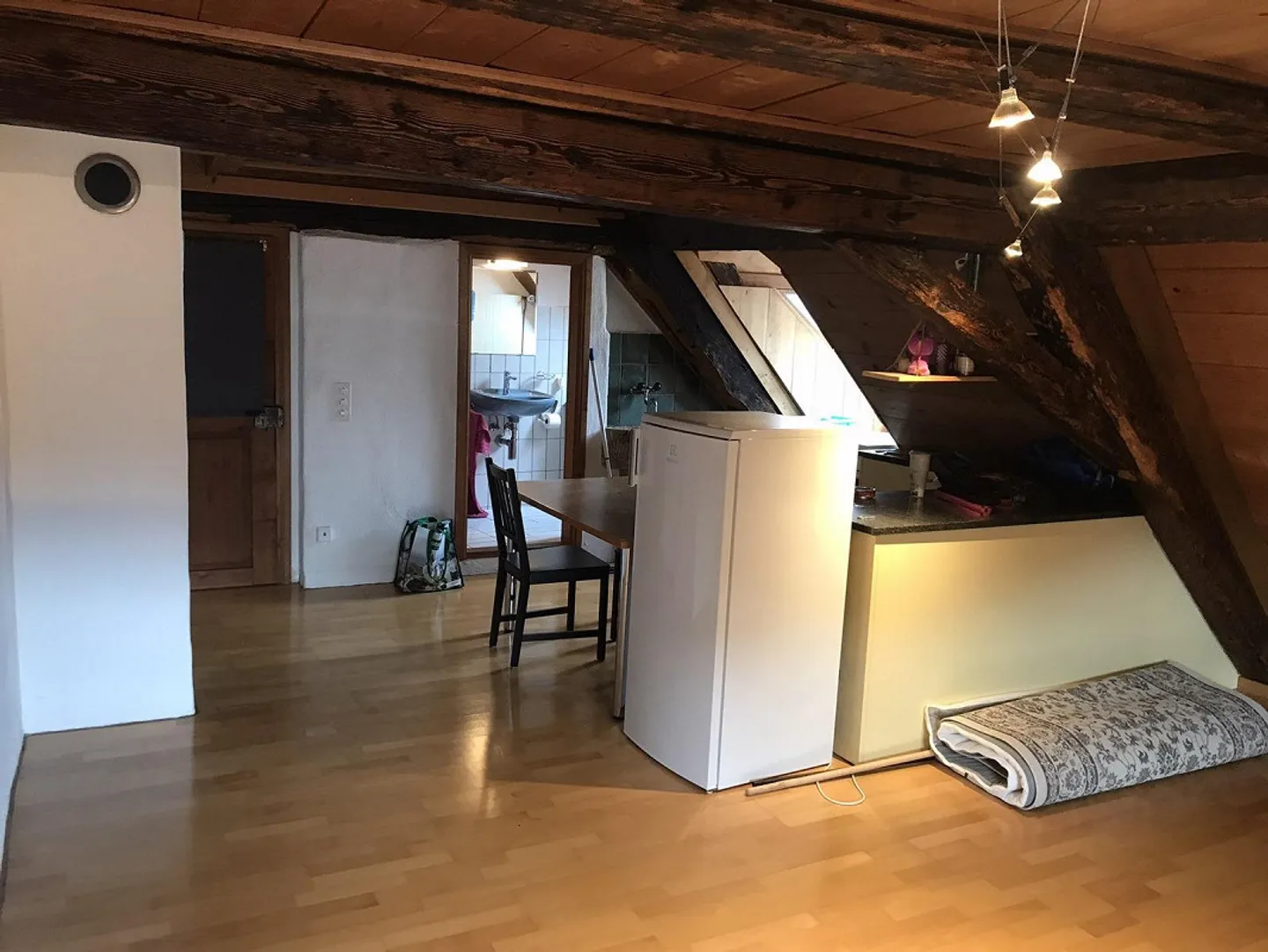 Appartamento duplex in una posizione tranquilla, comprese le spese per l'elettricità - Foto 3 di 13
