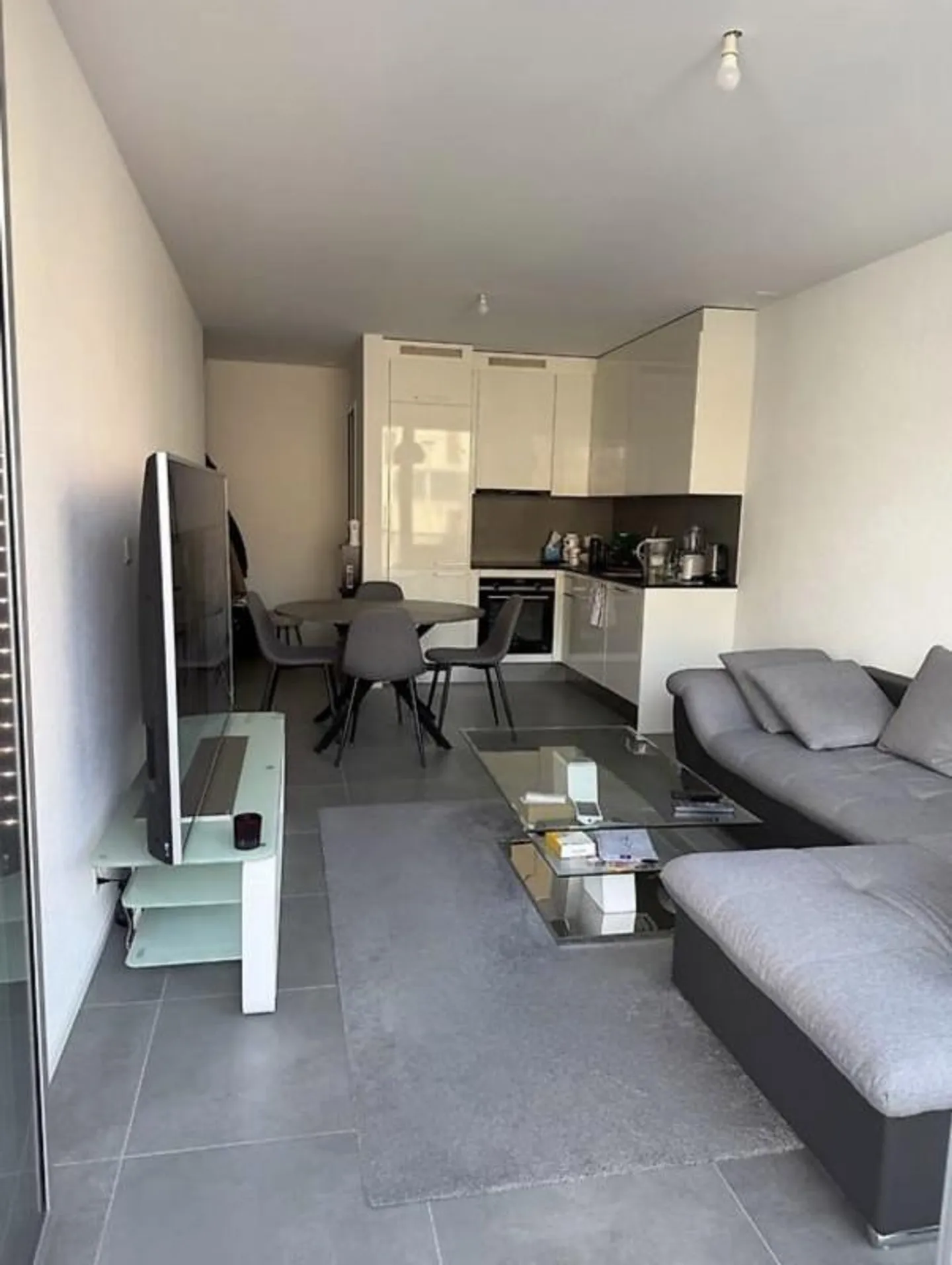 Wunderschöne 2,5-Zimmer-Wohnung mit Balkon - Vevey - Foto 2 von 8