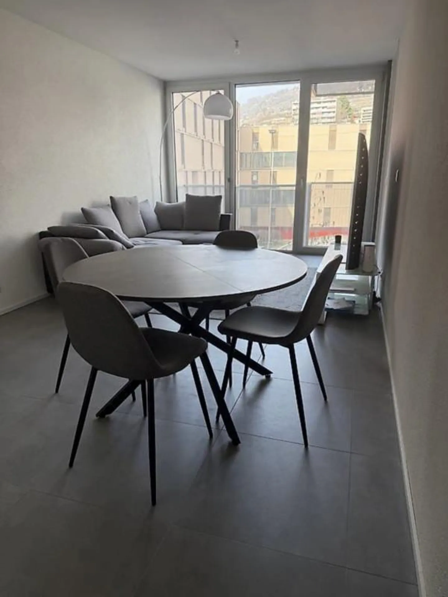 Wunderschöne 2,5-Zimmer-Wohnung mit Balkon - Vevey - Foto 3 von 8