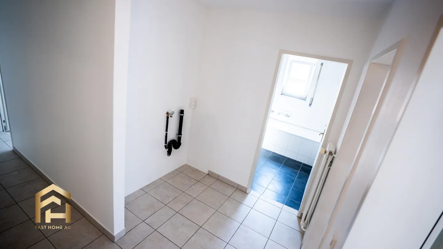 Attractive 3.5 Room City Apartment with Balcony and Plenty of Space - Photo 9 of 13