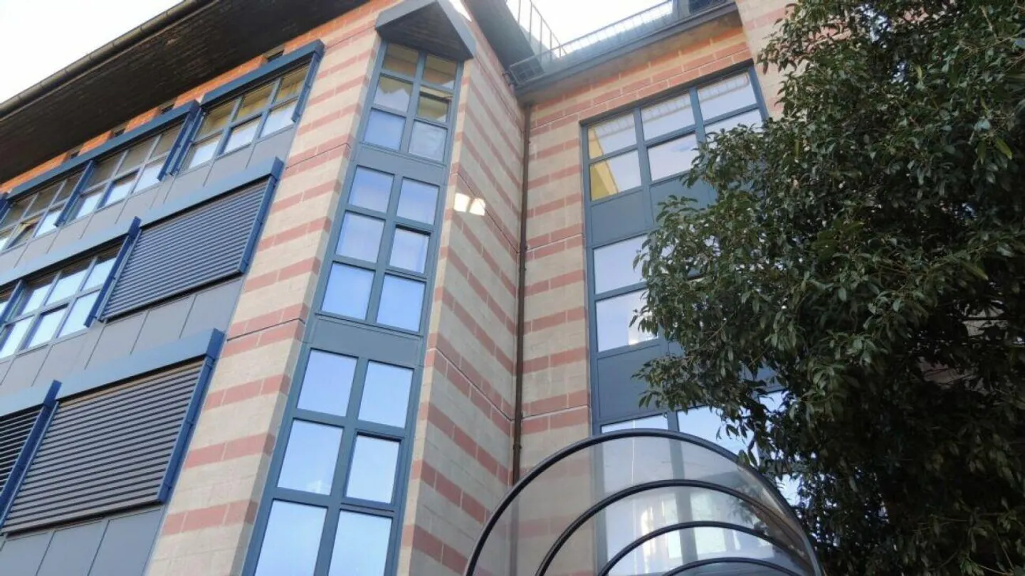 BUREAU LUMINEUX DANS UN SECTEUR CENTRAL - Photo 1 sur 4